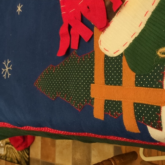 Beautiful Christmas Quilt - Picture 6 of 11